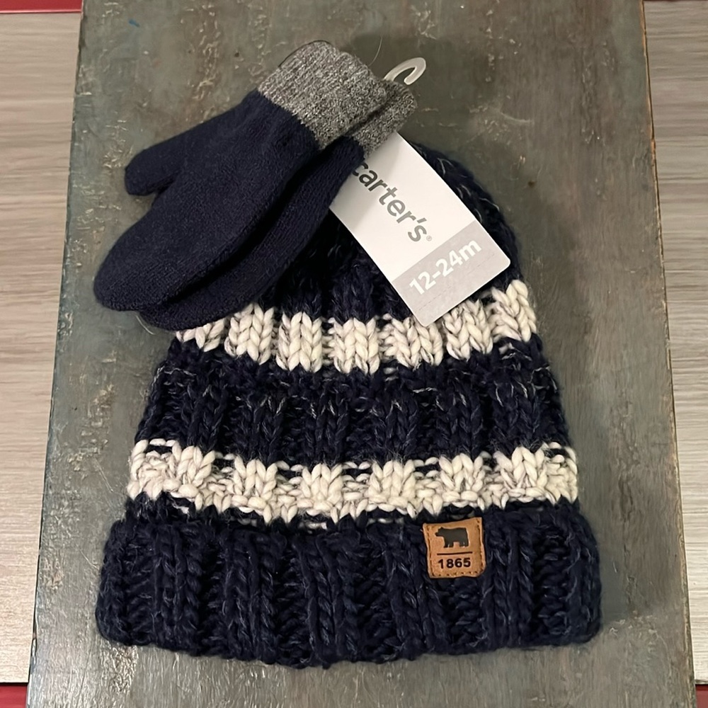Carters 2pc Hat and Gloves set. NEW